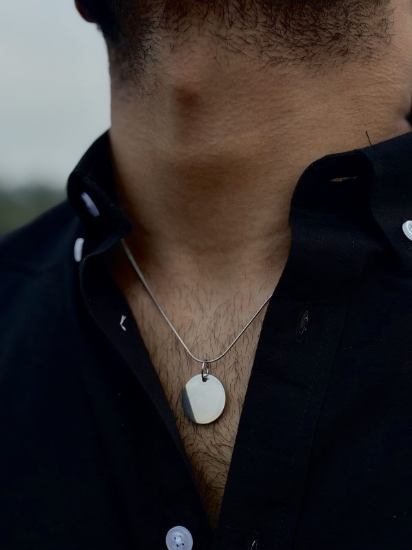 Stainless steel chain with round pendants